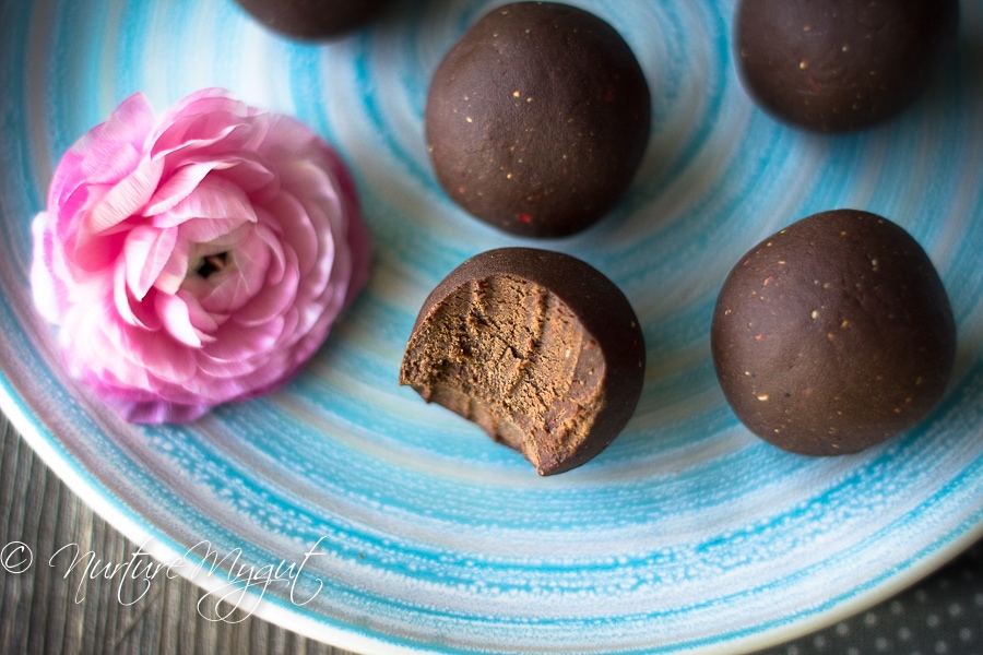 No-Bake Dark Chocolate Strawberry Energy Bites-clean eating recipe-made with delicious dark chocolate, vegan protein powder, cashew butter, freeze dried strawberries, maple syrup and fig balsamic. Easy, healthy & delicious recipe.